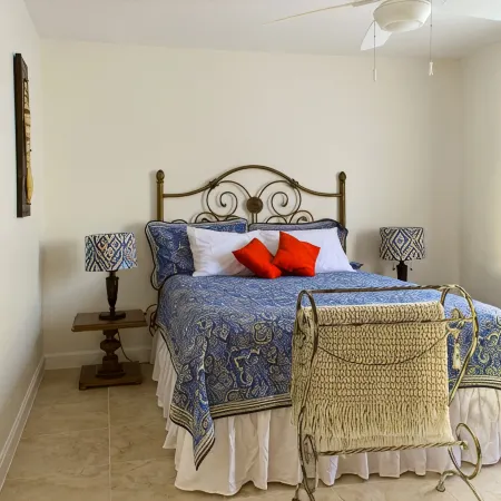 Cape Coral, large villa, heated pool, on canal, fishing, free Wi-Fi, fireplace
