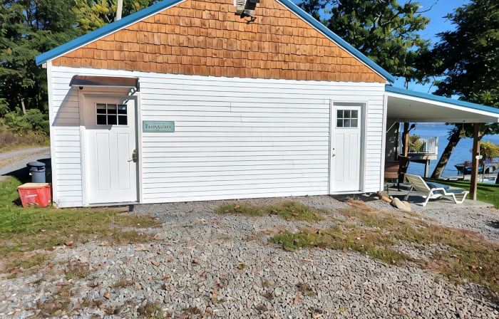 Cozy All Season Bungalow right on the Lake  wine and brewery trail.