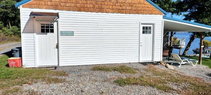 Cozy All Season Bungalow right on the Lake  wine and brewery trail. Hotels in Yates County