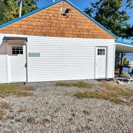 Cozy All Season Bungalow right on the Lake  wine and brewery trail.