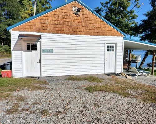 Cozy All Season Bungalow right on the Lake  wine and brewery trail. Hotels in Benton