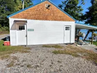 Cozy All Season Tiny House Bungalow Right on the Lake  Wine and Brewery Trail. - Wifi