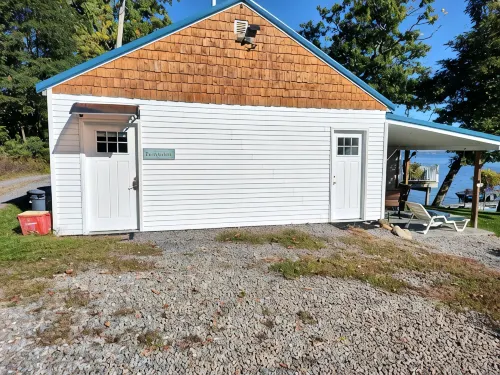Cozy All Season Bungalow right on the Lake  wine and brewery trail. - Wifi