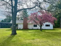 Easy access to ORV trails, trailer parking, fenced-in yard for Fido! - 民宿