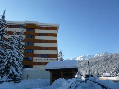 COURCHEVEL 1650, stand. apartment sleeps 8, 100 m gondola, covered parking.