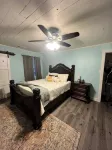 Cozy lake house w/Lake Conroe access- pet friendly!