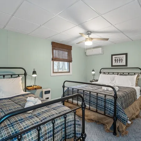 Summer Escape! Lake&Beach Access ~ HotTub ~ Pool Table