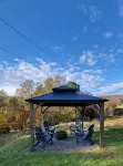 Charming 4-bedroom house in Oakland WiFi, Foosball table, game console, hot tub