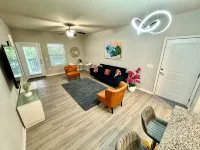 Cozy 2-bedroom apartment in nice Jacksonville with WiFi, fitness room - Sleep 6! - 4 ดาว