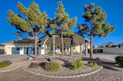 5 Themed BDs Luxury Estate w Pool, Spa & Game Room Close to Las Vegas Hotels in 