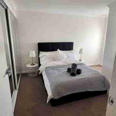 Stylish 4 bedroom 3 bathroom lakeside townhouse Rooms