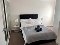 Stylish 4 bedroom 3 bathroom lakeside townhouse Hotels in Phillip