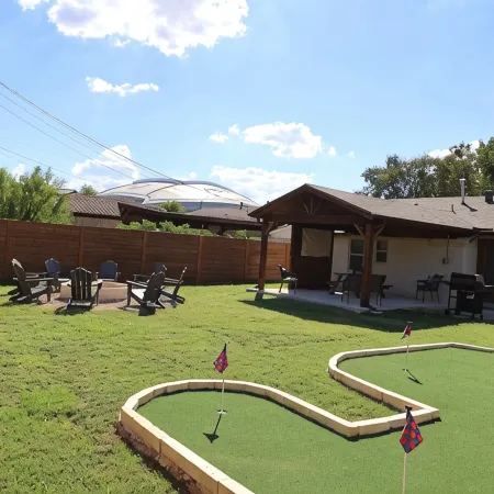 Entertainment District Retreat in Arlington- Short walk to the stadiums!