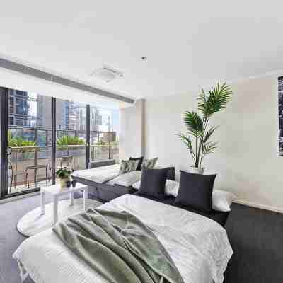 A Large 2BR Apt Near Crown, Sleeps 8, FREE Parking Rooms