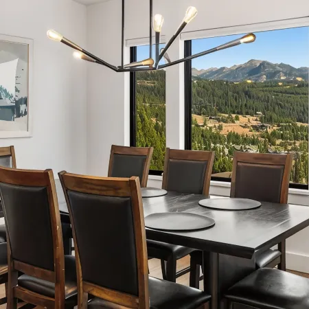 Luxurious Ski-In/Ski out adjacent Ski Slope side!