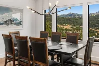 Luxurious Ski-In/Ski out adjacent Ski Slope side! - 4성급