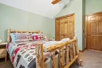 Cozy 3-bedroom cabin in charming Haverhill with Hot Tub, Play Area & Fire Pit - Hytter