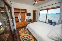 Beautiful 2Br/2BA Overwater Villa: Bastimentos, AC, Wifi, Kayaks & Sups Included - 4-Star