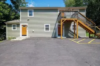 Charming 2-bedroom apartment with WiFi in Tannersville, Minutes from Camelback