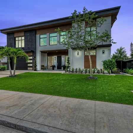 Coastal Luxe, Spacious 5bedroom house 5miles to Siesta with saltwater pool, WiFi