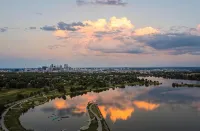 Cozy 1-bedroom apartment in fantastic Denver with WiFi, AC, Laundry and more! - 방갈로