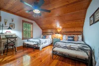 Helen's Newest Riverfront Rental on the Chattahoochee River - シャレー