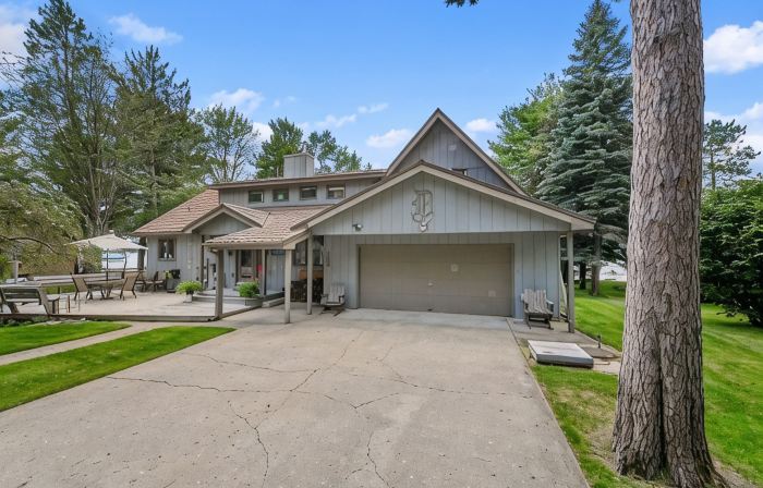 LAKEFRONT HOME w BEACH @ HIGGINS LAKE!