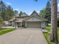LAKEFRONT HOME w BEACH @ HIGGINS LAKE! ジェリッシュ・タウンシップのホテル