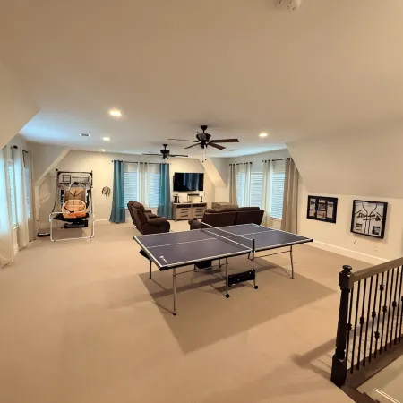 Spacious 4 Br House, w/Game Room in Auburn- 2.5 Miles from AU Stadium- Homestay