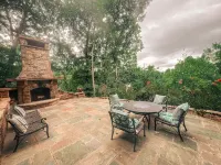 Pet friendly luxury lake view cottage fun themed Charming Beaver, New hot tub - 2 estrellas