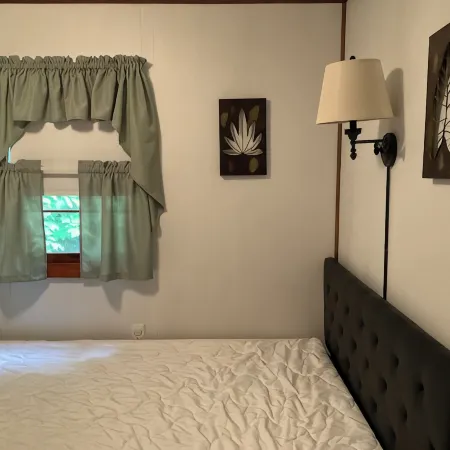 Romantic Getaway, Private Cabin Overlooking Sawyer Lake  Wifi, TV, AC, Heat Hotéis em Gilmanton