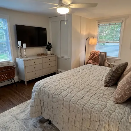 Cheerful, Newly Renovated Cottage close to Newport w/ hot tub!