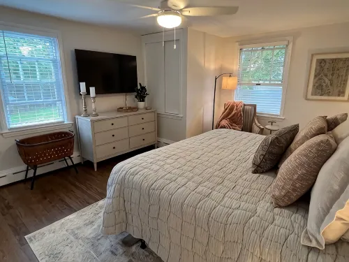 Cheerful, Newly Renovated Cottage close to Newport w/ hot tub!