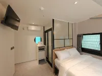 Unit M Hostel - พร้อมระเบียง