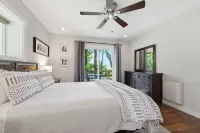Cozy Yet Modern Cottage. Pet Friendly. 1.3 Miles to Town. Mountain Views. - 3-Star