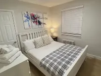 Port Credit湖畔 | 帶戶外陽台時尚兩卧室公寓. 鄰近布萊德利（Bradley）博物館的酒店