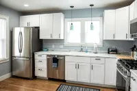 New Reno. Entire Home. Blue Bungalow in downtown Lake Geneva. Walk to Lake - 4-Star