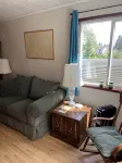Quiet one bedroom house close to airport