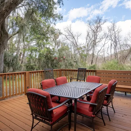 Renovated: 6 min to Parris Island - 10 min to downtown - Family Gem - Beach Pass