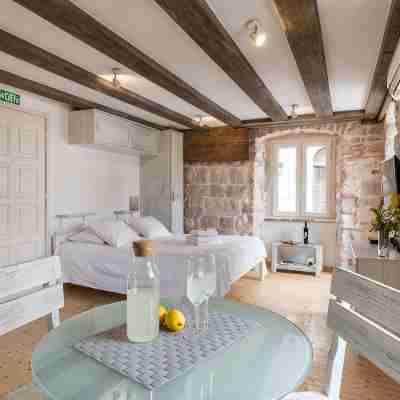 4 stars Stone Walls' - Sunny, cozy Studio right in the centre of Split Rooms