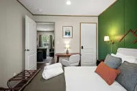 New River Escape -Game Room • Hot Tub • Fire Pit • Yard Games • Sleeps 10+ - 4-Star