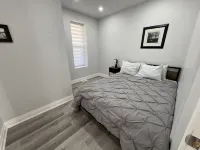 The Merlot, minutes to Niagara's Falls, 3 bedrooms with Hottub and Sauna - Bungalows