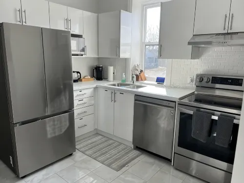 The Merlot, minutes to Niagara's Falls, 3 bedrooms with Hottub and Sauna - Bungalows