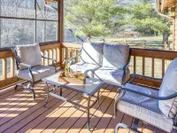 Tranquil Riverfront Retreat - Hytter