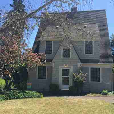 Classic College Hill detached house Hotel Exterior
