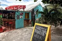Cayman Breeze, Oceanfront Condo 2Br/2BA, with Pool, Near Rum Point