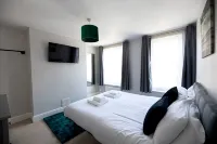 Eighty-Eight, Cathedral View with Private Parking & EV Charger - balcony