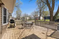 Beautiful home minutes from downtown! - Bungalows