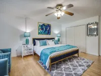 Townhouse with Pool Table - Renovated w/ King Bed Hotels in Chicopee