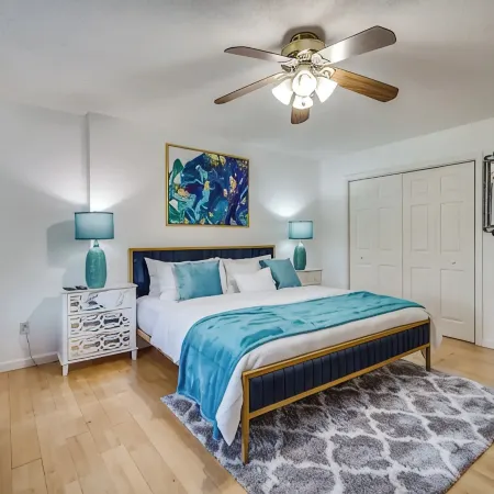Townhouse with Pool Table - Renovated w/ King Bed
